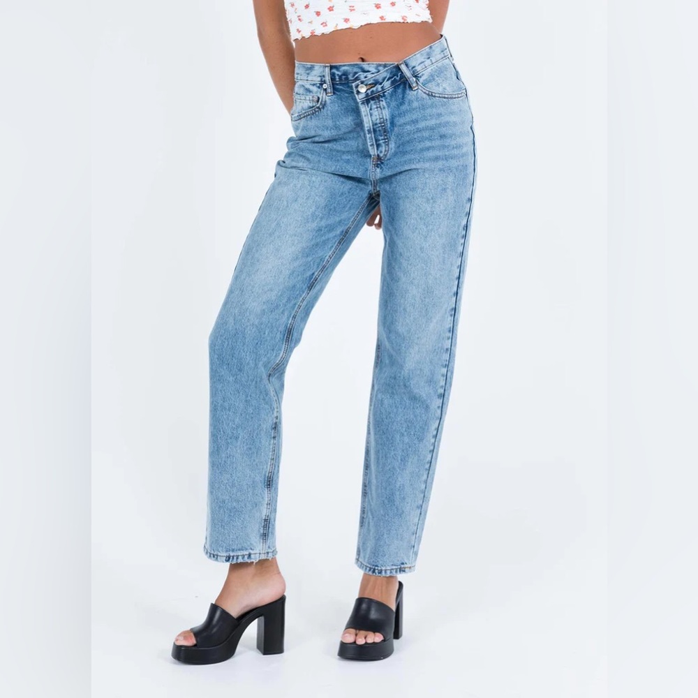 HOLLY ASYMMETRIC STRAIGHT LEG JEAN LIGHT WASH